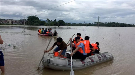 洪灾中的温暖瞬间--江门公安守护你