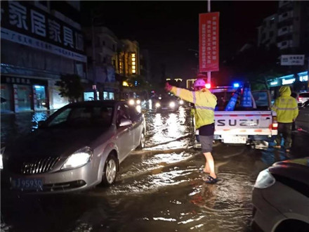 洪灾中的温暖瞬间--江门公安守护你