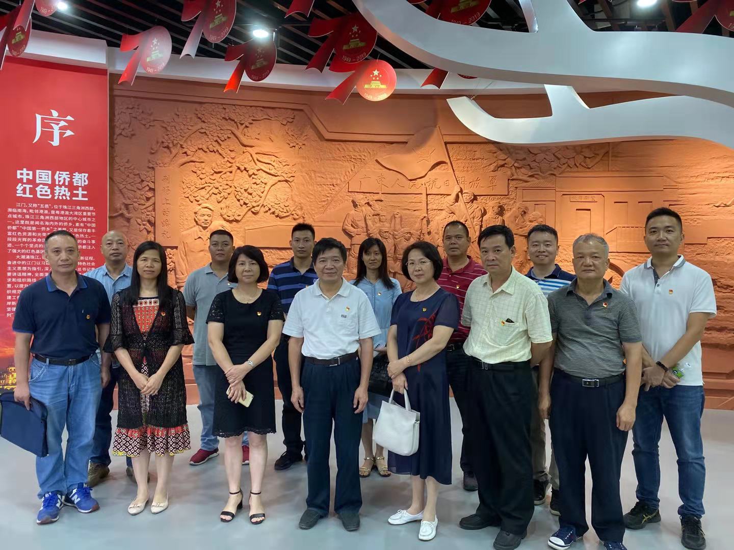 参观党群服务中心.jpg 参观党群服务中心.jpg