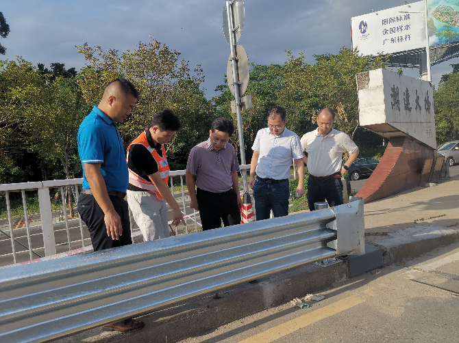 市公路事务中心党组书记,主任简锦聪(左三)检查工程建设情况