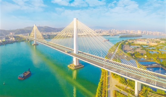 图为主跨380米的江海大桥