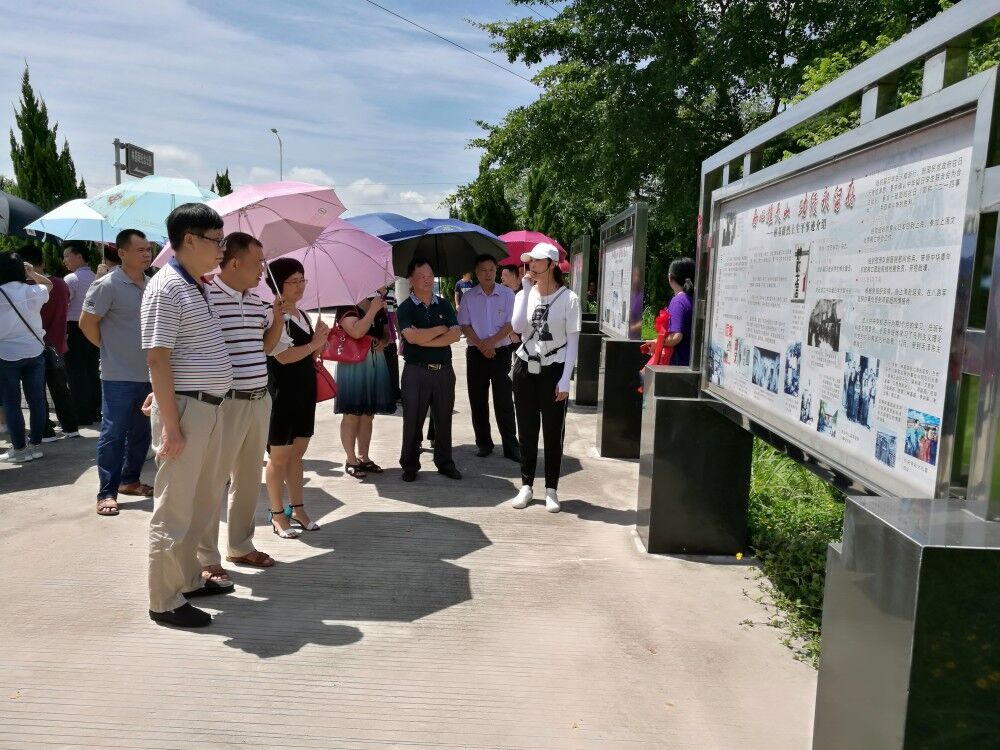 处四十多名在职党员,前往台山市都斛镇林基路公园进行实地革命教育