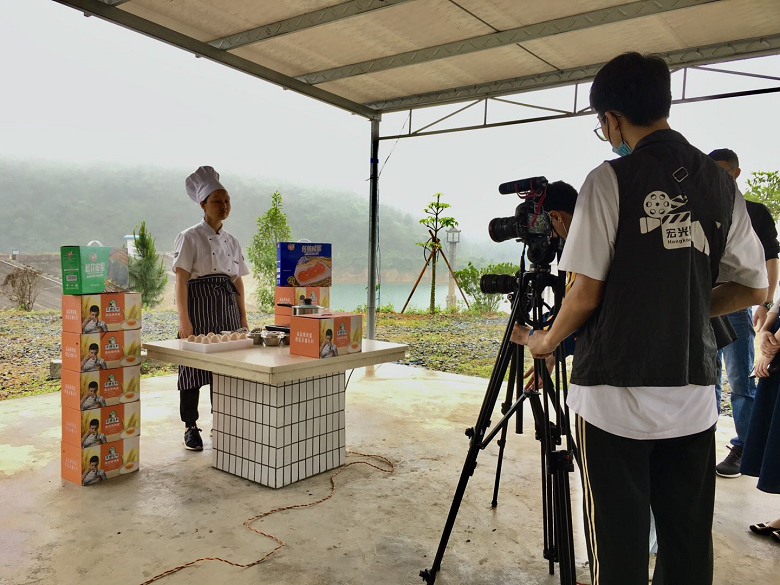 开平“粤菜师傅”在金鸡镇拍摄公益培训课程中.png