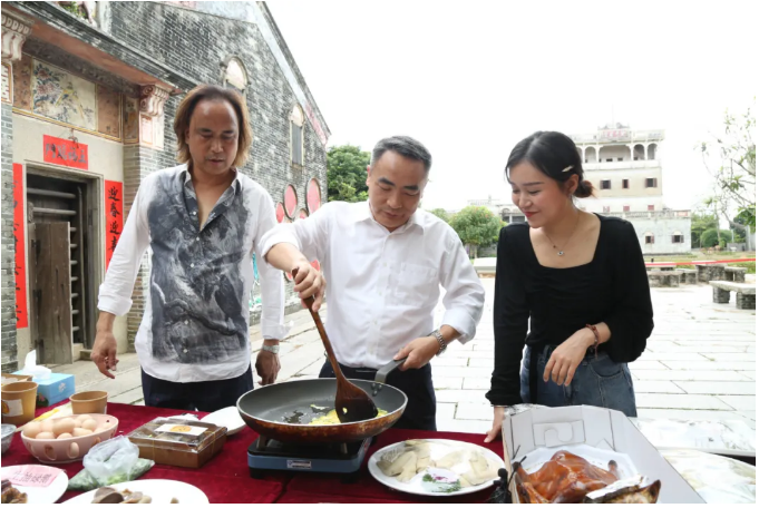 开平市长邝积康（中）与中国饭店协会副会长、广州市饮食行业商会会长区又生（左一）.png