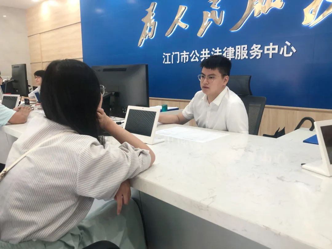 (图为广东凌志律师事务所开展义务法律咨询活动现场)广东凌志律师事务