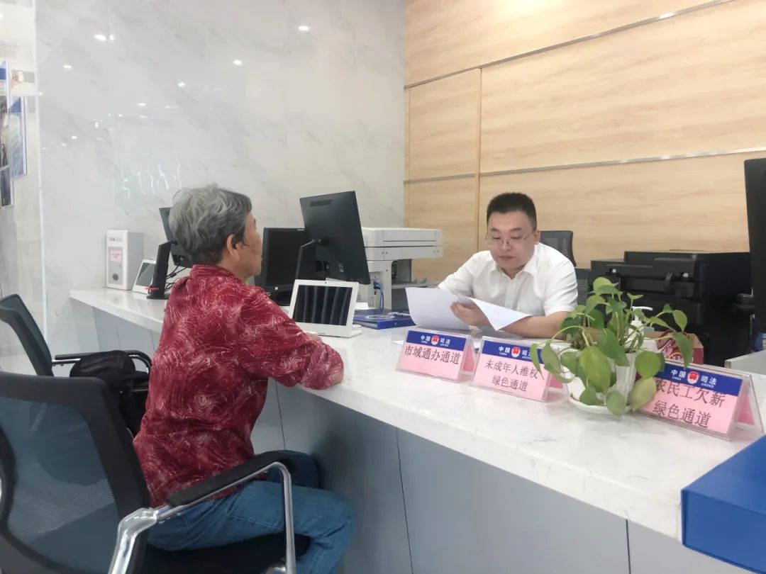 (图为广东凌志律师事务所开展义务法律咨询活动现场)广东凌志律师事务