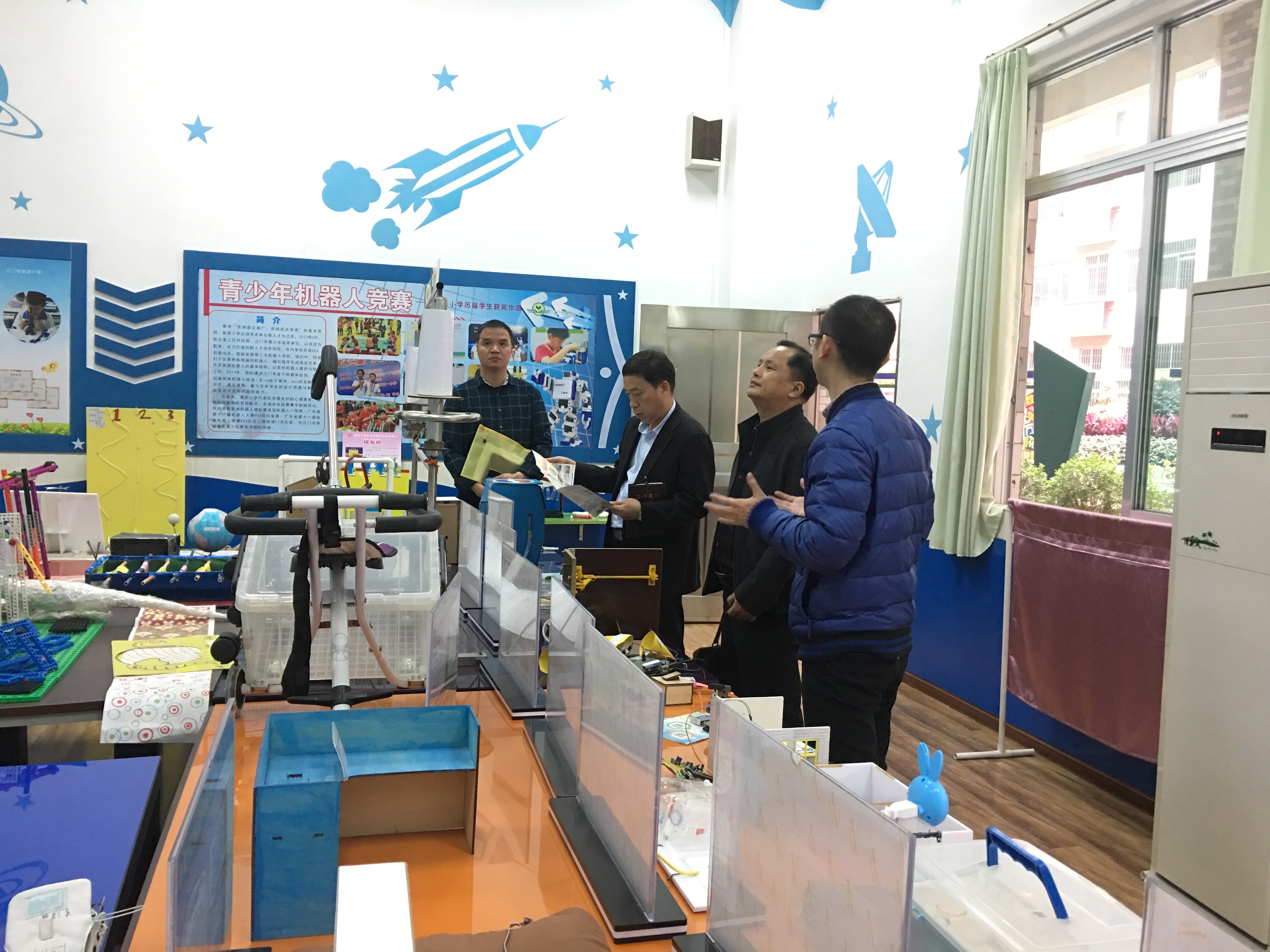 2参观科技室.JPG