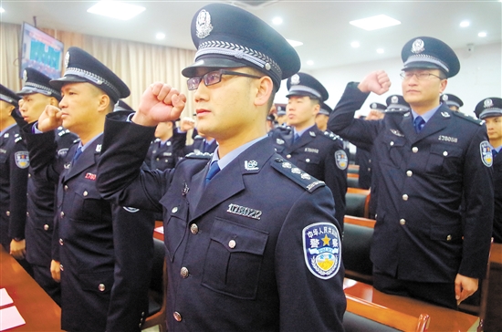 告别橄榄绿迎来警察蓝以新形象为公众服务