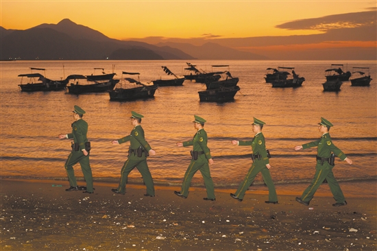上川派出所的官兵披着晚霞巡逻在海防线上。
