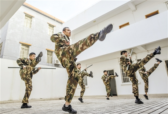 上川边防派出所官兵在刻苦训练应急棍。