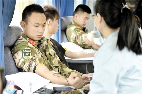 边防官兵积极参加献血活动。