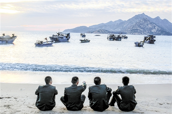 北陡边防派出所的警官坐在海边倾谈家事。