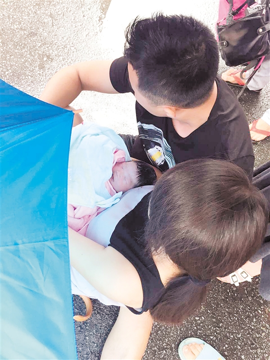 孕妇在大雨中突然临盆，众人纷纷伸出援助之手。最终，孩子得以顺利出生。（图由受访者邓先生提供。）